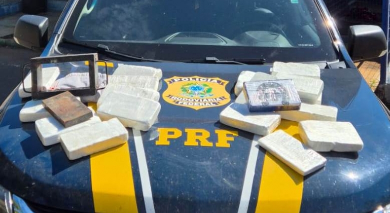 Passageiro de ônibus é preso na BR-365 transportando cocaína avaliada em aproximadamente 2 milhões de reais Passageiro de ônibus é preso na BR-365 transportando cocaína avaliada em aproximadamente 2 milhões de reais