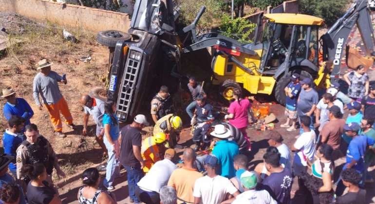 Acidente em São Gonçalo do Abaeté deixa pai e filho feridos Acidente em São Gonçalo do Abaeté deixa pai e filho feridos