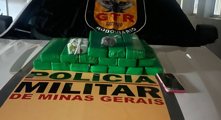 Polícia Militar apreende aproximadamente 16 quilos de maconha e 100 gramas de cocaína com passageira de ônibus Polícia Militar apreende aproximadamente 16 quilos de maconha e 100 gramas de cocaína com passageira de ônibus