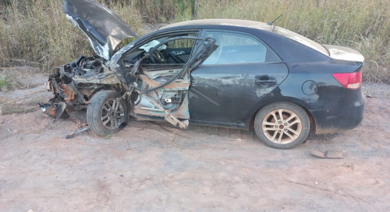 Motorista cochila ao volante e colide automóvel contra caminhão na MGC-354; em Lagamar Motorista cochila ao volante e colide automóvel contra caminhão na MGC-354; em Lagamar