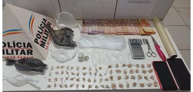 PM apreende adolescente com 71 pedras de crack no bairro Mateus Caixeta, em Presidente Olegário PM apreende adolescente com 71 pedras de crack no bairro Mateus Caixeta, em Presidente Olegário