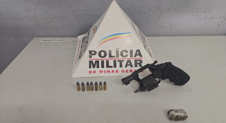 Jovem suspeito de atirar contra antena de rádio da Polícia Militar em Patos de Minas é detido com arma de fogo Jovem suspeito de atirar contra antena de rádio da Polícia Militar em Patos de Minas é detido com arma de fogo