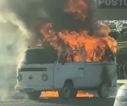 Kombi pega fogo após abastecimento na cidade de Patos de Minas Kombi pega fogo após abastecimento na cidade de Patos de Minas