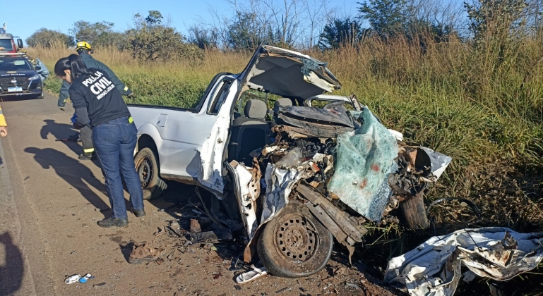 Casal morre em colisão frontal entre Saveiro e Hilux na BR-365; entre Patos e Patrocínio Casal morre em colisão frontal entre Saveiro e Hilux na BR-365; entre Patos e Patrocínio