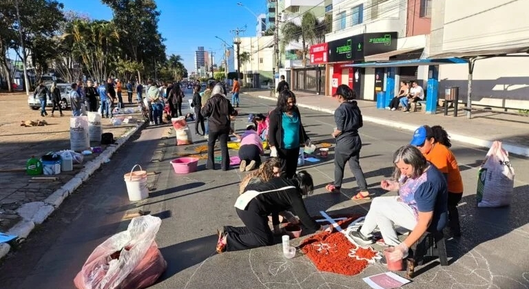 Fiéis celebram feriado de Corpus Christi em Patos de Minas e região com tapetes nas ruas e procissão Fiéis celebram feriado de Corpus Christi em Patos de Minas e região com tapetes nas ruas e procissão