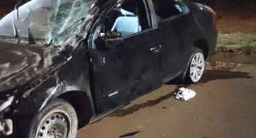 Ladrão capota veículo após vítima reagir a assalto e lutar com o bandido dentro do veículo em movimento Ladrão capota veículo após vítima reagir a assalto e lutar com o bandido dentro do veículo em movimento