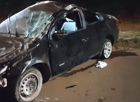 Ladrão capota veículo após vítima reagir a assalto e lutar com o bandido dentro do veículo em movimento Ladrão capota veículo após vítima reagir a assalto e lutar com o bandido dentro do veículo em movimento