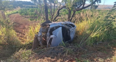 Grave acidente na BR-352 deixa uma pessoa morta e dois adolescentes feridos em Abadia dos Dourados Grave acidente na BR-352 deixa uma pessoa morta e dois adolescentes feridos em Abadia dos Dourados