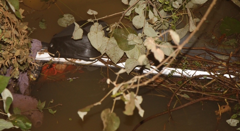 Cinco pessoas, entre elas duas crianças de 2 e 7 anos, ficam feridas após carro cair de ponte na estrada de Campo Alegre; em Lagoa Formosa