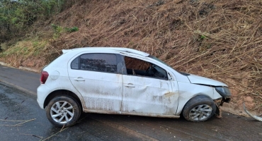 Carmo do Paranaíba – Veículo roda na pista molhada e bate em barranco na BR-354 Carmo do Paranaíba – Veículo roda na pista molhada e bate em barranco na BR-354