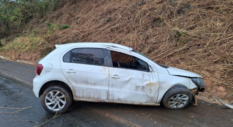 Carmo do Paranaíba – Veículo roda na pista molhada e bate em barranco na BR-354
