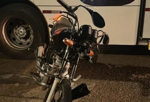 Menor de 15 anos avança parada obrigatória com motocicleta e sofre traumatismo craniano ao colidir contra ônibus em Patos de Minas Menor de 15 anos avança parada obrigatória com motocicleta e sofre traumatismo craniano ao colidir contra ônibus em Patos de Minas