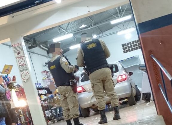 Motorista embriagado perde controle direcional e entra com automóvel dentro supermercado; em Carmo do Parnaíba Motorista embriagado perde controle direcional e entra com automóvel dentro supermercado; em Carmo do Parnaíba