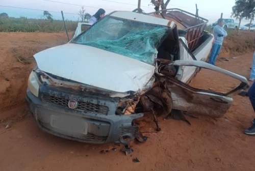 Patos de Minas - Acidente entre Amarok e Strada deixa motorista com fratura exposta Patos de Minas - Acidente entre Amarok e Strada deixa motorista com fratura exposta