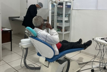 Prefeitura de Lagoa Formosa realiza a entrega de 20 óculos e 50 próteses dentárias 