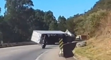 VÍDEO: Caminhão tomba na BR-262 e motociclistas registram acidente VÍDEO: Caminhão tomba na BR-262 e motociclistas registram acidente