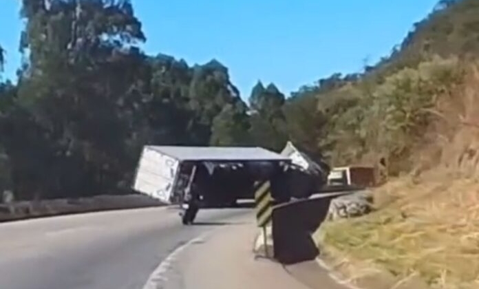 VÍDEO: Caminhão tomba na BR-262 e motociclistas registram acidente