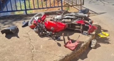 Acidente envolvendo automóvel e moto deixa uma pessoa feriada na cidade de Patos de Minas 