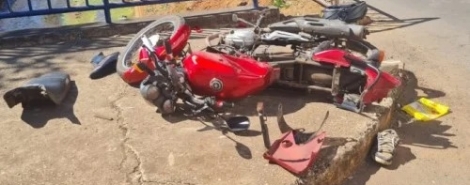 Acidente envolvendo automóvel e moto deixa uma pessoa feriada na cidade de Patos de Minas 