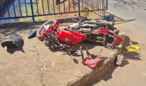 Acidente envolvendo automóvel e moto deixa uma pessoa feriada na cidade de Patos de Minas 