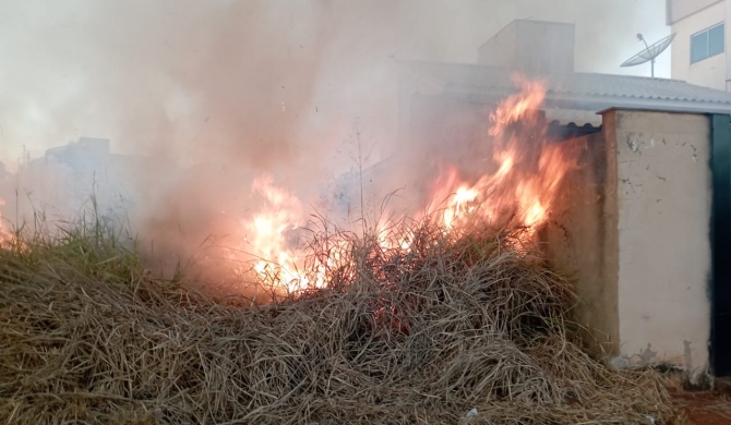 Queimada criminosa em lote vago em Lagoa Formosa por pouco não causa incêndio em residência 