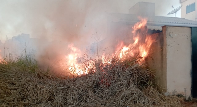 Queimada criminosa em lote vago em Lagoa Formosa por pouco não causa incêndio em residência 