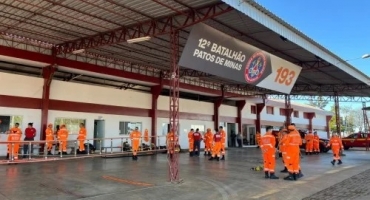 Dia Nacional do Bombeiro presta homenagem aos homens e mulheres que arriscam suas vidas para proteger a população em situações de emergência Dia Nacional do Bombeiro presta homenagem aos homens e mulheres que arriscam suas vidas para proteger a população em situações de emergência