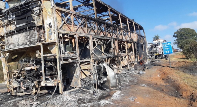 Ônibus que seguia para Caldas Novas pega fogo após colisão com bi-trem na BR-262 Ônibus que seguia para Caldas Novas pega fogo após colisão com bi-trem na BR-262