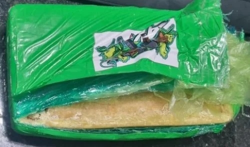 Homem é preso ao embarcar com 1 quilo de crack em ônibus no terminal rodoviário de Patos de Minas Homem é preso ao embarcar com 1 quilo de crack em ônibus no terminal rodoviário de Patos de Minas