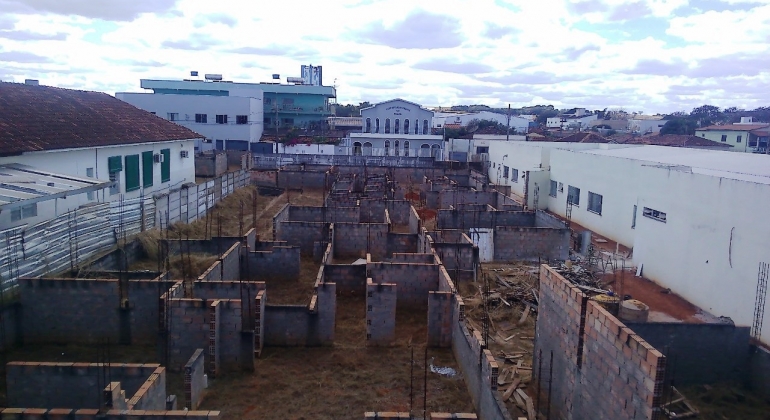 Parte da obra do novo Hospital Municipal de Lagoa Formosa que estava paralisada há mais de 4 anos será retomada Parte da obra do novo Hospital Municipal de Lagoa Formosa que estava paralisada há mais de 4 anos será retomada