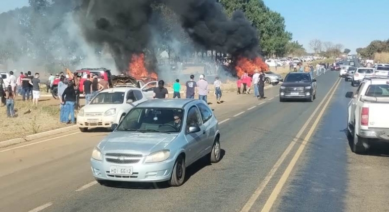 Vegetação pega fogo e incendeia vários veículos em evento religioso na região de São Bento; em Carmo do Paranaíba 