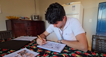 Jovem que reside na região de Campo Alegre encontra na arte uma forma de comunicação e sonha em viver do desenho
