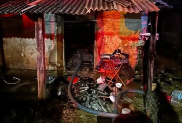 Presidente Olegário - Casa pega fogo no bairro Saltador e destrói todos os utensílios domésticos do imóvel