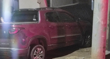Lagoa Formosa - Condutora embriagada colide veículo contra muro e portão de residência e acaba presa Lagoa Formosa - Condutora embriagada colide veículo contra muro e portão de residência e acaba presa