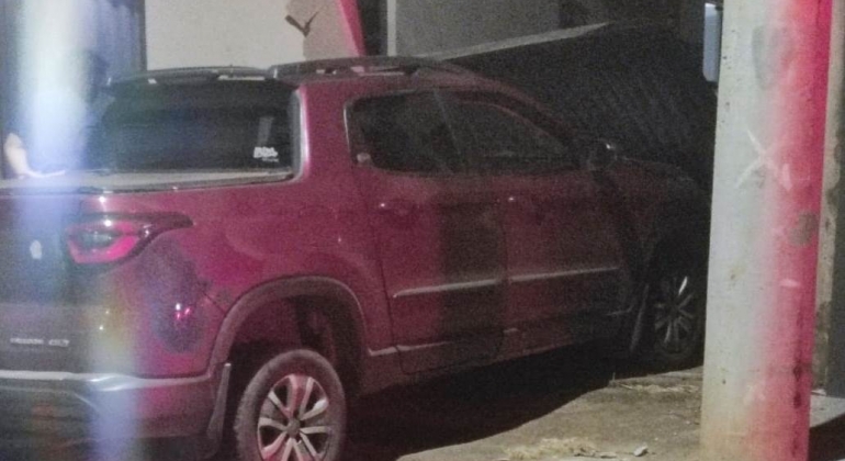 Lagoa Formosa - Condutora embriagada colide veículo contra muro e portão de residência e acaba presa Lagoa Formosa - Condutora embriagada colide veículo contra muro e portão de residência e acaba presa
