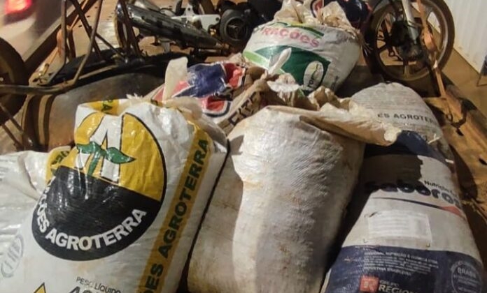 Guimarânia – Policia Militar prende dois jovens por furto de café na zona rural Guimarânia – Policia Militar prende dois jovens por furto de café na zona rural