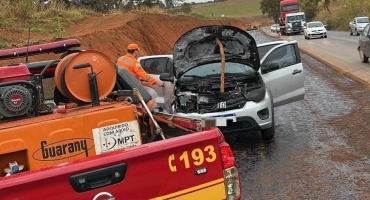 Automóvel incendeia na MGC-354 no município de Patos de Minas Automóvel incendeia na MGC-354 no município de Patos de Minas