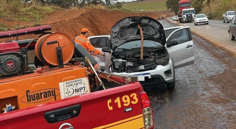 Automóvel incendeia na MGC-354 no município de Patos de Minas Automóvel incendeia na MGC-354 no município de Patos de Minas