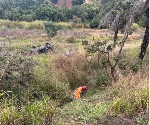Patrocínio - Capotamento na BR-365 deixa uma pessoa morta e duas feridas Patrocínio - Capotamento na BR-365 deixa uma pessoa morta e duas feridas