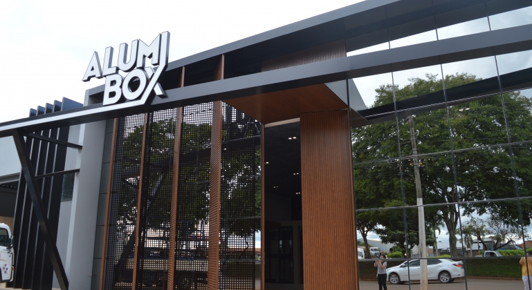 Maior showroom da região é inaugurado pela Alumibox em Patos de Minas