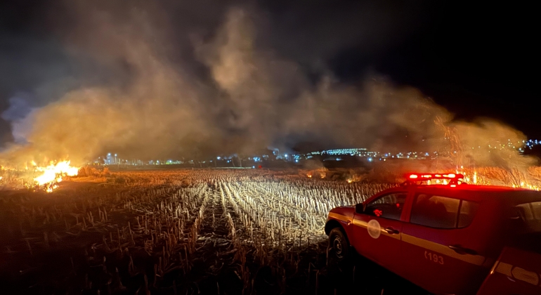 Patos de Minas - Incêndio que teve início em lotes vagos atinge 16 hectares de área de vegetação no bairro Limoeiro Patos de Minas - Incêndio que teve início em lotes vagos atinge 16 hectares de área de vegetação no bairro Limoeiro