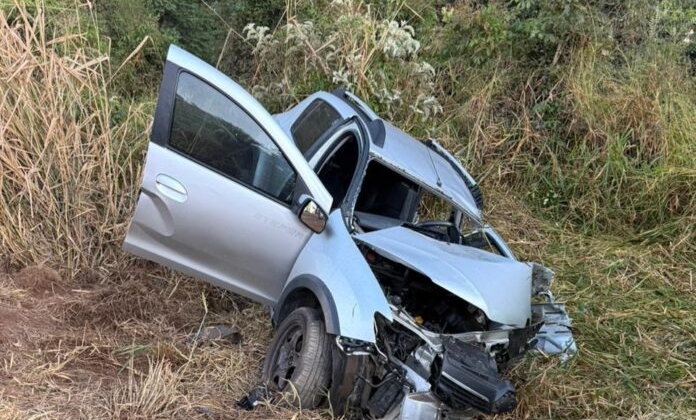 Mulher morre em acidente entre carro e caminhões na BR-262