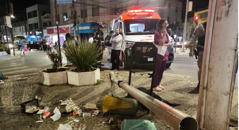 Motorista de automóvel é encaminhada para o hospital após se envolver em acidente com ambulância no centro de Patos de Minas