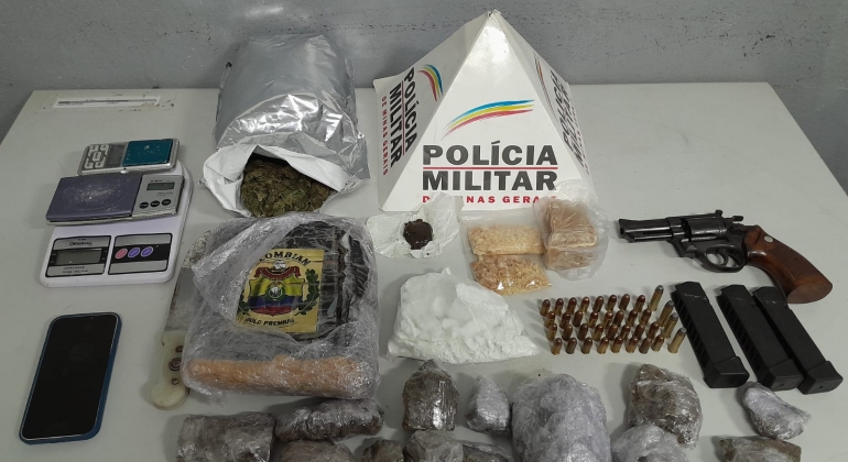 Polícia Militar de Patos de Minas prende suspeito por tráfico de drogas e porte ilegal de arma de fogo Polícia Militar de Patos de Minas prende suspeito por tráfico de drogas e porte ilegal de arma de fogo