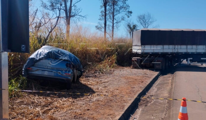 Colisão entre carro e carreta mata uma pessoa na BR-262