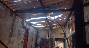 Ex-companheiro é suspeito de colocar fogo em casa de mulher na cidade de Carmo do Paranaíba Ex-companheiro é suspeito de colocar fogo em casa de mulher na cidade de Carmo do Paranaíba