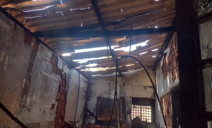 Ex-companheiro é suspeito de colocar fogo em casa de mulher na cidade de Carmo do Paranaíba Ex-companheiro é suspeito de colocar fogo em casa de mulher na cidade de Carmo do Paranaíba