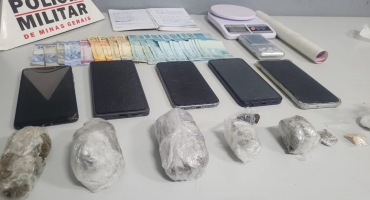 Patos de Minas - Polícia Militar prende três suspeitos por tráfico de drogas durante operação no bairro Alvorada Patos de Minas - Polícia Militar prende três suspeitos por tráfico de drogas durante operação no bairro Alvorada