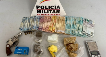 Polícia Militar apreende drogas, arma de fogo e dinheiro durante operação em Patos de Minas Polícia Militar apreende drogas, arma de fogo e dinheiro durante operação em Patos de Minas