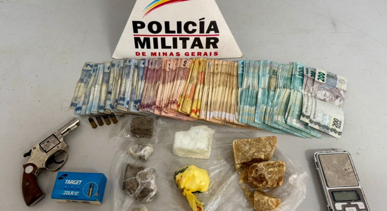 Polícia Militar apreende drogas, arma de fogo e dinheiro durante operação em Patos de Minas Polícia Militar apreende drogas, arma de fogo e dinheiro durante operação em Patos de Minas